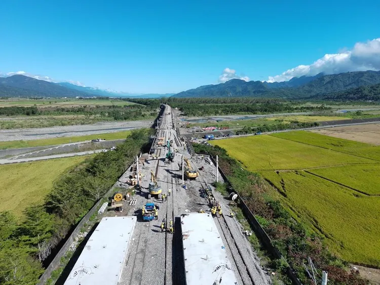 台鐵搶修玉里至東里段鐵道。台鐵提供