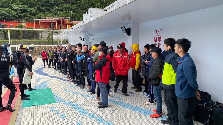 海洋委員會補助宜蘭縣政府消防局購置海域救生裝備器材，18日於蘇澳鎮立游泳池進行潛水複訓岸上教學課程。消防局提供