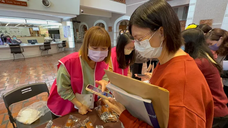 為了拿下金泉獎冠軍，縣府積極催票，民眾在溫泉季活動現場「臺灣好湯投票區」完成投票「礁溪溫泉」即可獲得精美紀念品。林泊志攝