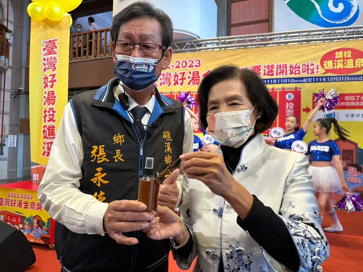 為了拿下金泉獎冠軍，縣府積極催票，民眾在溫泉季活動現場「臺灣好湯投票區」完成投票「礁溪溫泉」就可獲得精美紀念品。林泊志攝