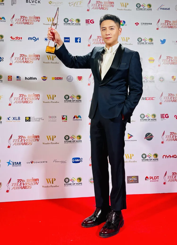 鄭人碩赴菲律賓參加頒獎典禮。七十六號原子提供