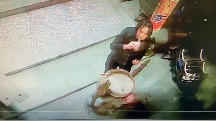 接著含住疑似米酒的液體，噴往香爐。讀者提供