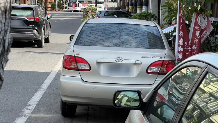 《壹蘋》今日現場採訪直擊多車仍停白線內「人行道」上。魏嘉良攝