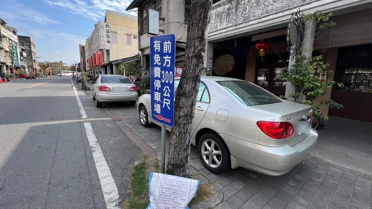 西螺警分局表示經向鎮公所確認，該路段為人行道，不得停車，派員逕行舉發無不妥。魏嘉良攝