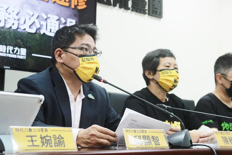 邱顯智點出政院版草案恐釀礦權「阿公同意，子孫不能不同意」的情況。時力提供