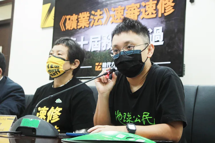 地球公民基金會主任黃靖庭指出行政院版修法草案存在的問題。時力提供