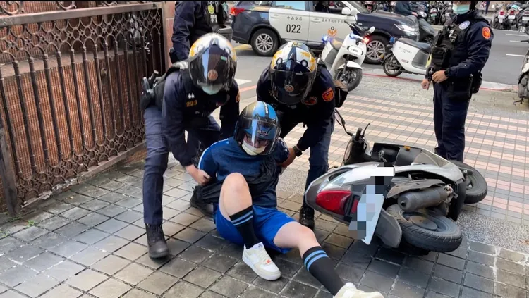 歹徒得手後逃逸，遭警方圍捕。翻攝畫面