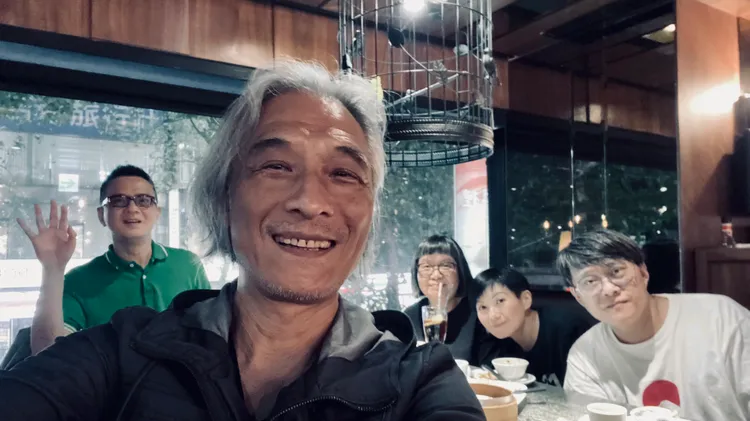 黃耀明(後左)來台和林夕(右)、潘源良(前)等香港友人聚餐。人山人海提供