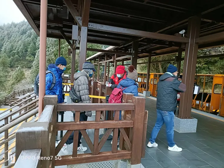 許多遊客等待搭乘蹦蹦車。太平山莊提供