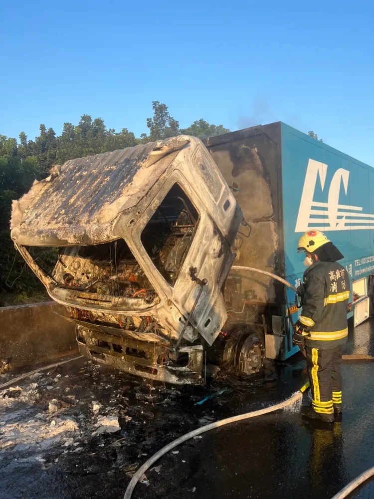 大貨車的車頭被燒得一片狼藉。讀者提供