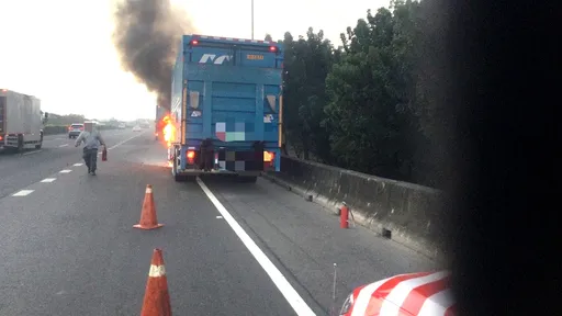 國道1號路竹段火燒車　貨車司機滅火遭胎皮砸中額頭