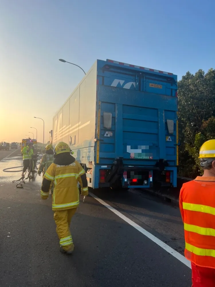 消防人員到場撲滅火勢。讀者提供