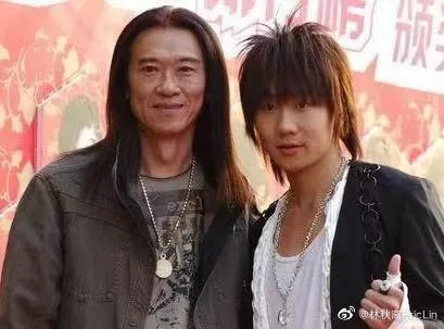 林秋離（左）之前經營海蝶唱片將林俊傑推上天王地位。翻攝林秋離微博