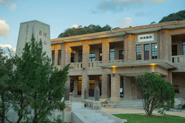 要塞司令部是近百年古蹟，是基隆重要的文化遺產。文化局提供