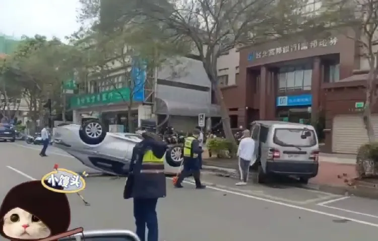 由於撞擊力道猛烈，儲男車輛當場四輪朝天，所幸送醫後並無大礙。翻攝畫面