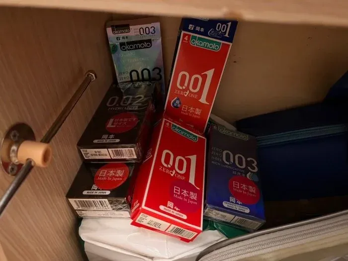 女網友看到一堆保險套整個傻了。翻攝Dcard