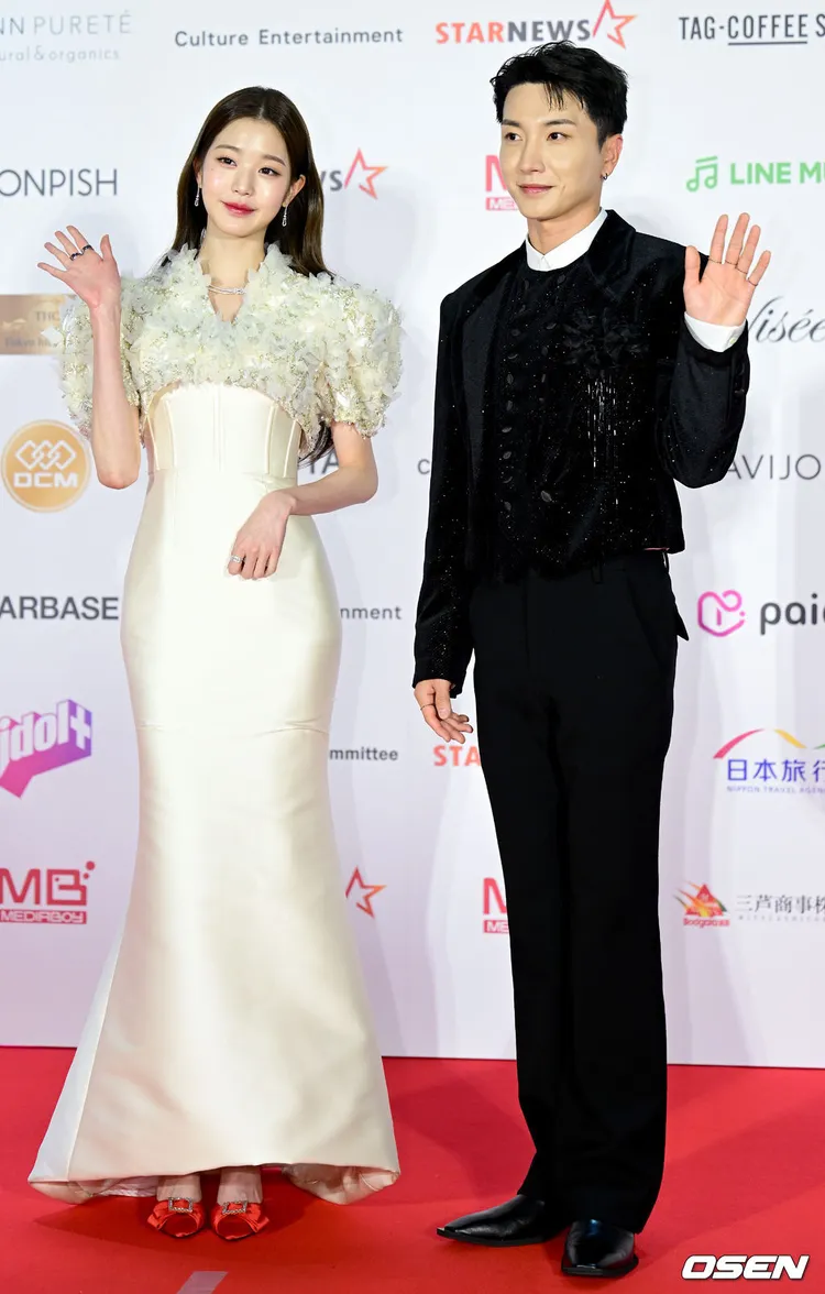 利特（右）、張員瑛2度搭檔擔任主持人。翻攝OSEN