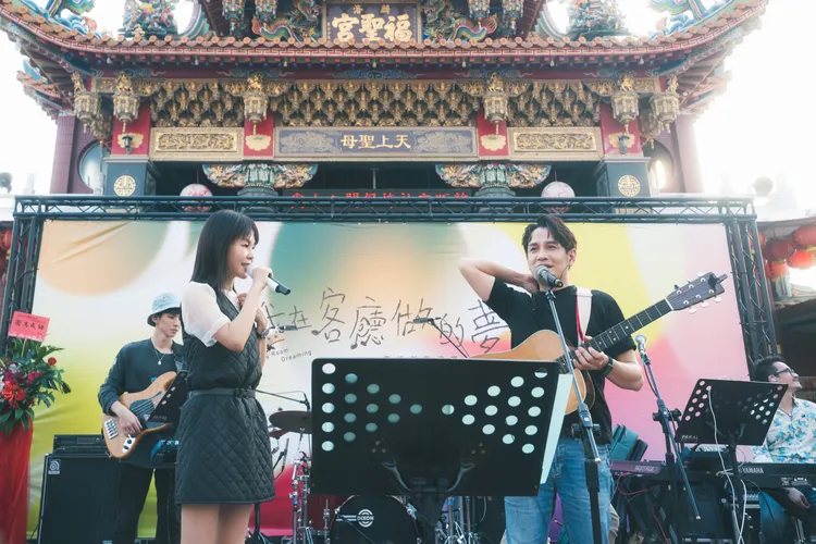 彭佳慧（左）與羅文裕共同創作客語新專輯。索尼提供