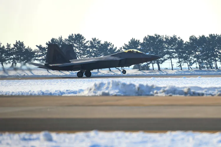 南韓軍方20日發布美軍F-22在南韓群山機場落地一瞬間的鏡頭。美聯社