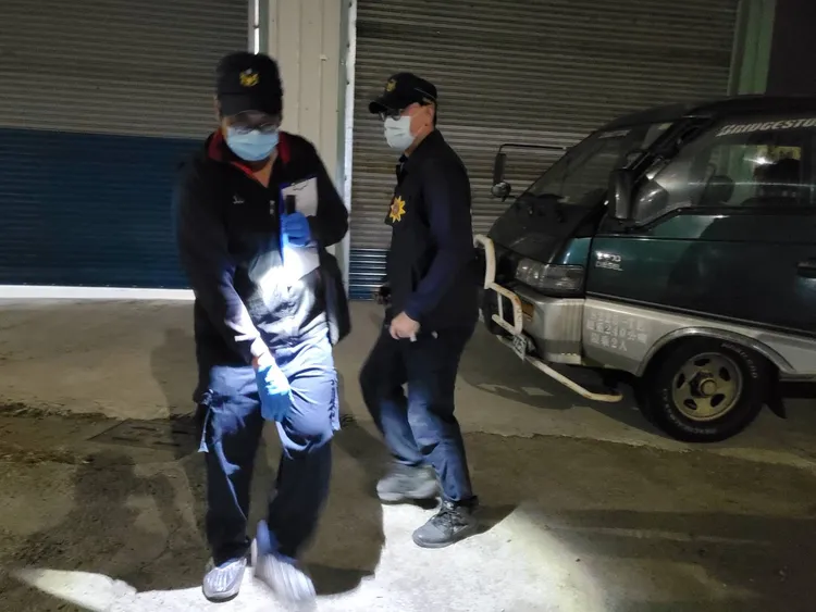 大寮區保福路一處工廠今下午發生一死一傷的槍擊命案，警方在現場蒐證。王勇超攝