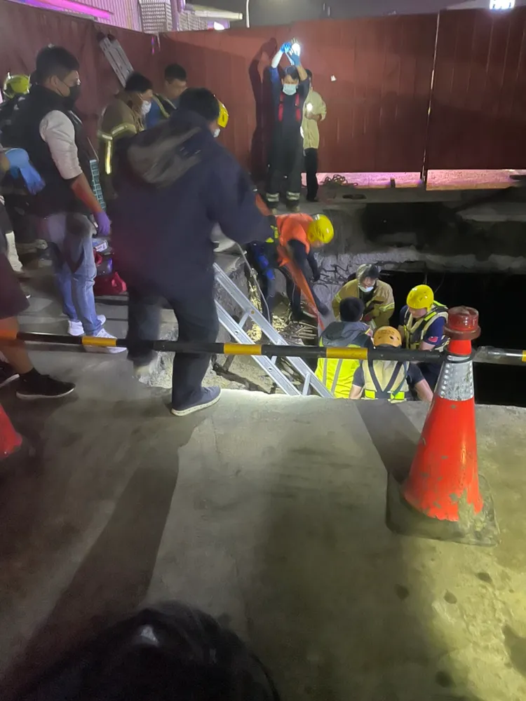消防人員下水打撈。民眾提供