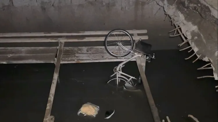 民眾發現曾姓老翁腳踏車與浮在水面上布鞋報案。民眾提供