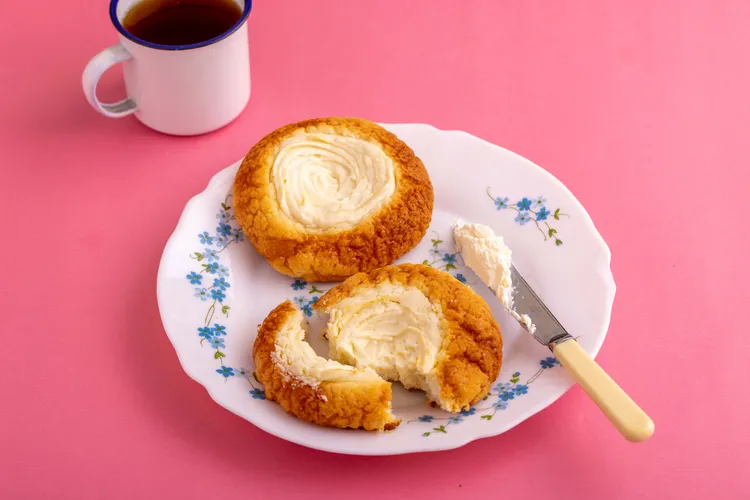 「柳川や手作烘培」推出的檸檬乳酪菠蘿，以新鮮檸檬汁調味的奶油乳酪做內餡，烘烤過後宛如布丁，酥脆與軟滑的對比口感。業者提供