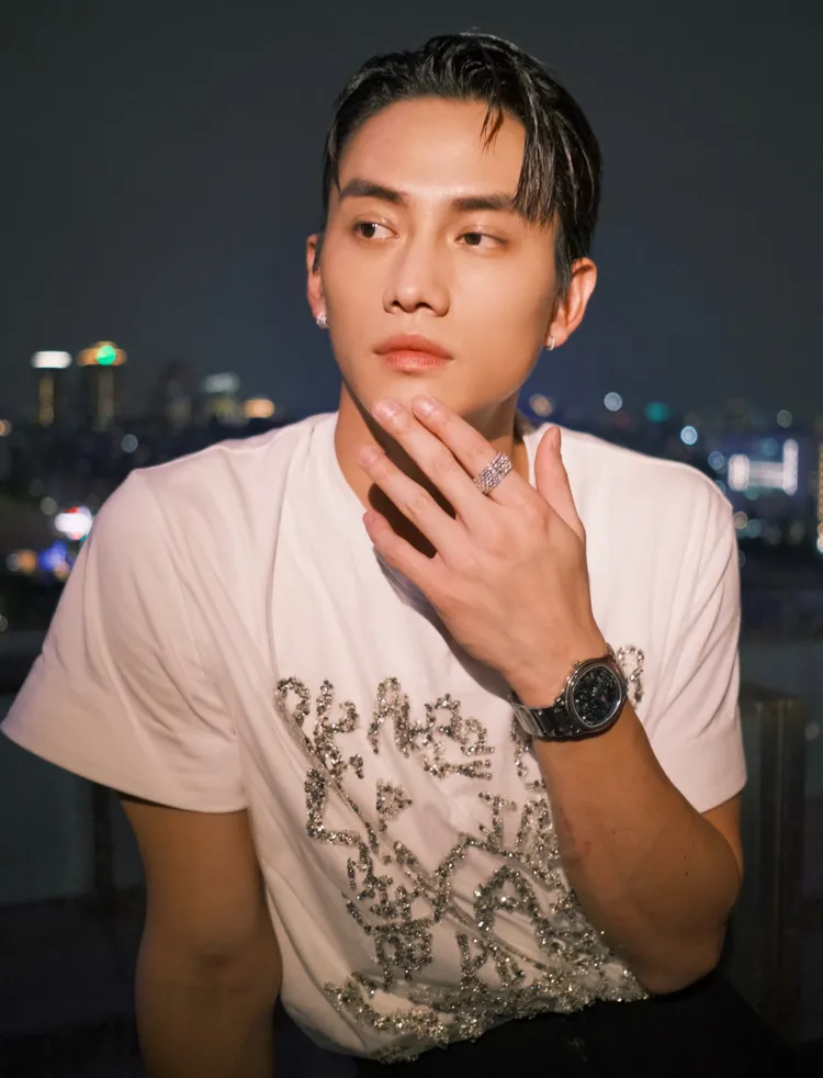 范少勳個性開朗充滿大男孩的天真氣息，而成就他性感的造型，總能見瑞士珠寶腕錶品牌伯爵的作品。品牌提供