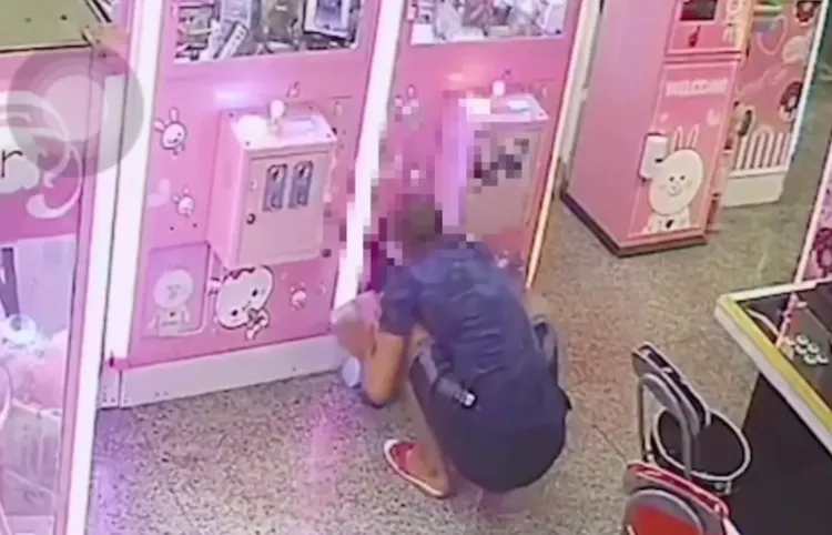 吳男行竊過程，被監視器錄下。翻攝畫面