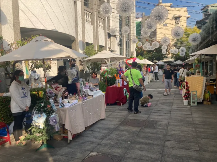 廣場周遭的市集。陳宏銘攝