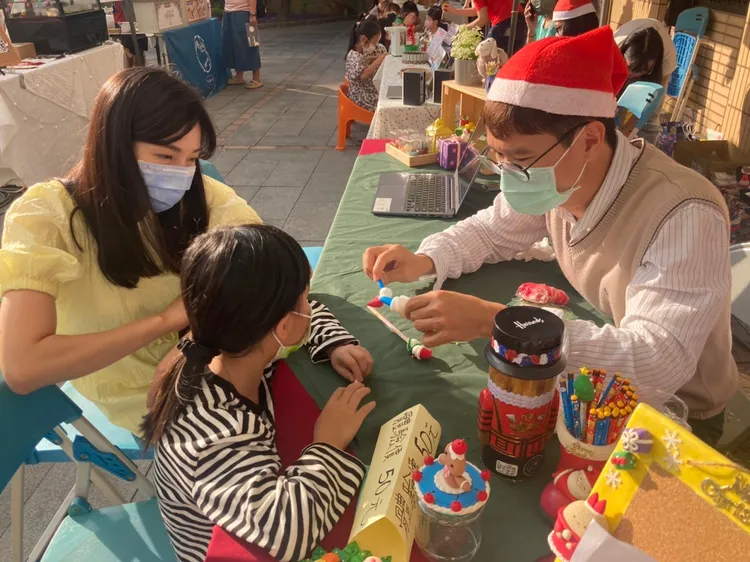 親子體驗DIY製聖誕老人偶像。陳宏銘攝