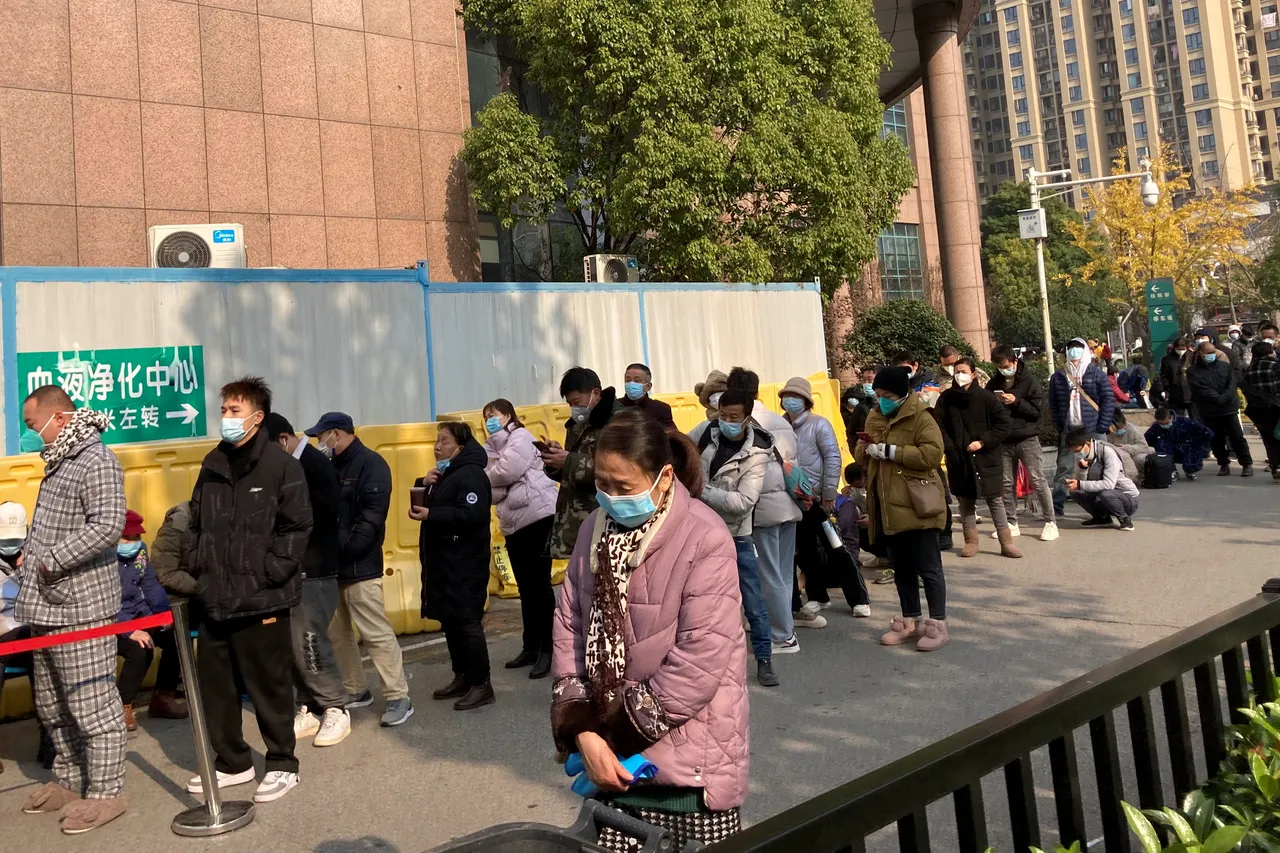圖為12月9日,武漢民眾在市中心醫院的發熱門診外排隊。路透社