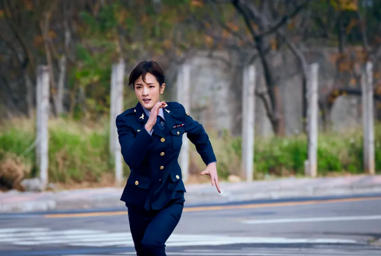 王淨首度升格「動作女星」有多場武打戲，但這場百米狂奔追毒犯的戲，最後竟撲倒摔出鏡頭外。金盞花大影業提供