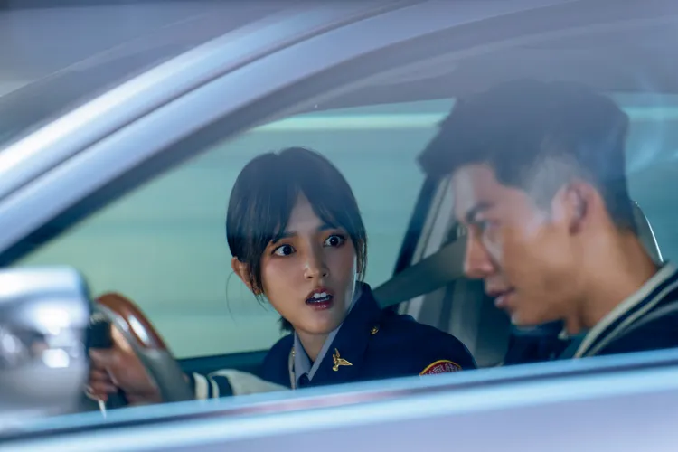 王淨化身地表最正警花，跟許光漢飾演警局同事，2人常在查案過程鬥嘴打鬧。金盞花大影業提供