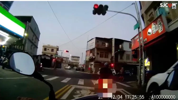 李姓男子沒注意到後方有警察，騎車在路口紅燈右轉，被攔下查獲酒駕。讀者提供