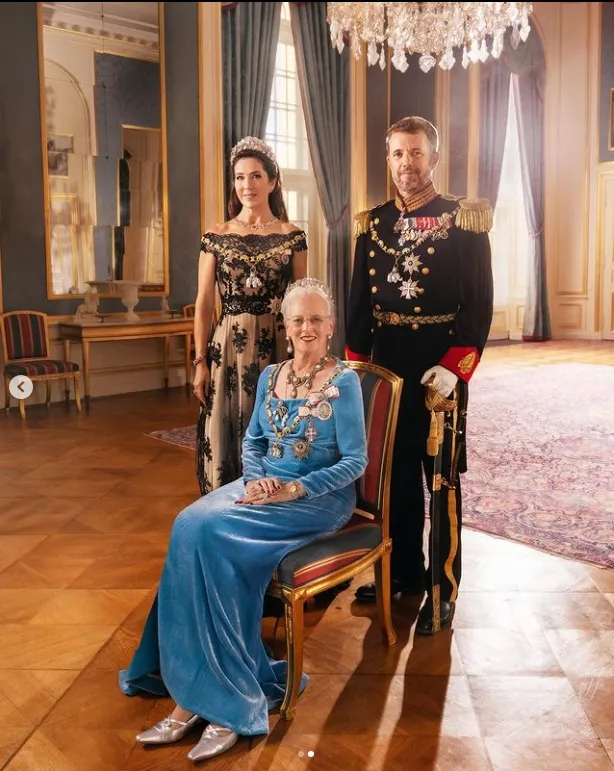 王儲夫婦站在女王身後。翻攝IG@detdanskekongehus