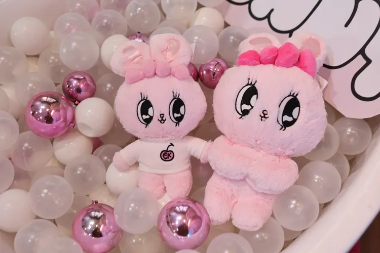 絨毛娃娃28cm，售價499元；絨毛娃娃36cm，售價599元。翁玉信攝