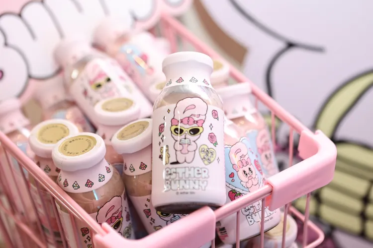 SF草莓牛奶艾絲樂小兔版，售價49元/瓶。翁玉信攝