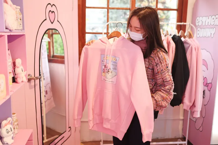 連帽T恤，售價2080元。翁玉信攝