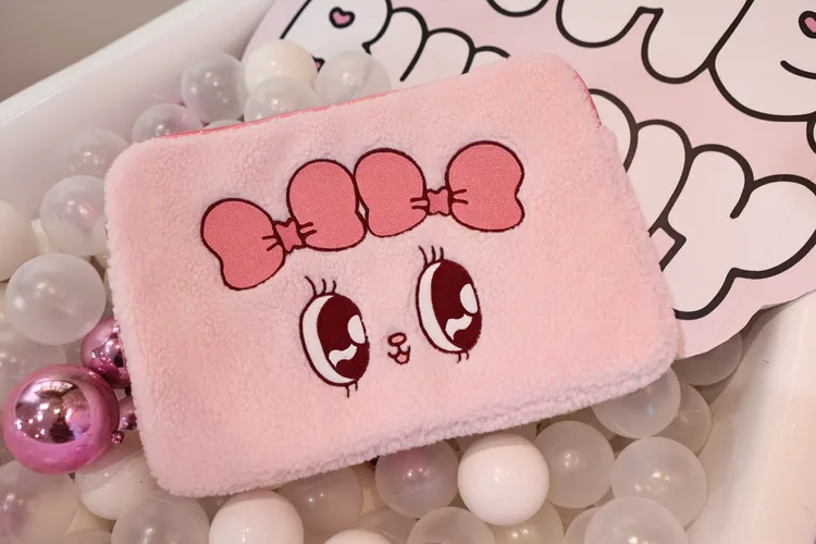 murmur聯名毛毛電腦包14吋，售價990元。翁玉信攝