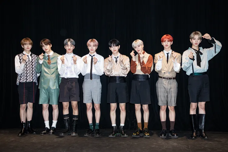 「EPEX」MU(左起）、WISH、JEFF、AYDEN、琴、A-MIN、YEWANG、BAEKSEUNG，對台灣美食很有興趣。