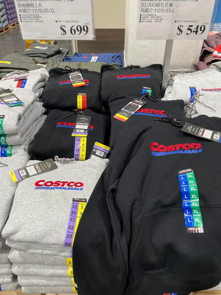 該款帽T胸口印有大大的好市多LOGO。翻攝自「Costco好市多 商品經驗老實說」臉書
