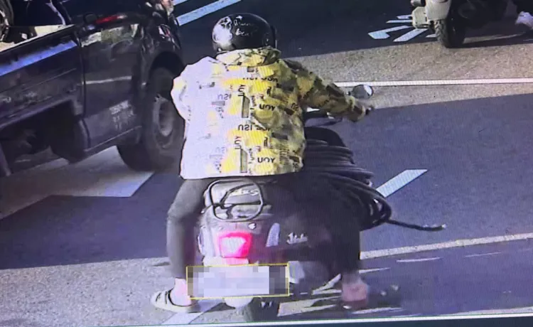 林姓男子騎機車載運偷來的電纜線。讀者提供