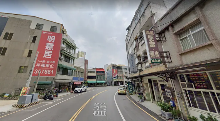 苗栗自治路的新舊屋交錯，大樓普遍規劃40－80坪的3、4房，預售、新成屋單價相較去年價漲大約1成。翻攝Google map