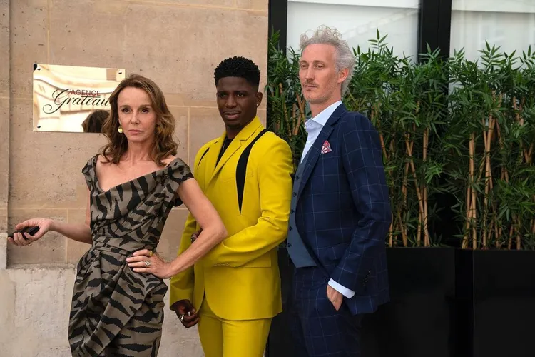 Philippine Leroy-Beaulieu（左）在《艾蜜莉》裡的造型，完美體現了法國女人兼具優雅與性感的多重面向。翻攝emilyinparis IG