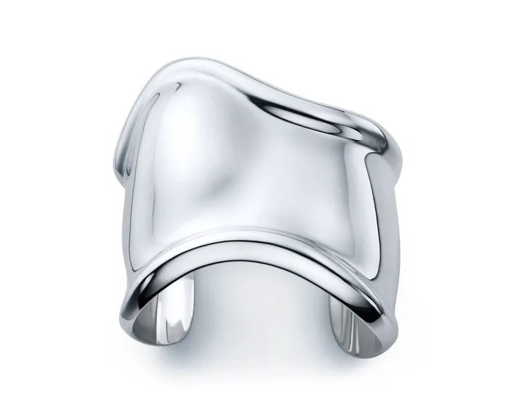 TIFFANY & Co. Elsa Peretti Bone Cuff純銀寬版手環，4萬6000元。品牌提供