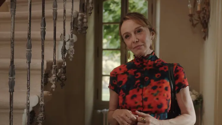 Sylvie在戲裡佩戴的另款TIFFANY Mesh系列耳環，藝術性十足之餘，亦充分呼應了故事中美國遇見巴黎的敘事核心。翻攝Netflix