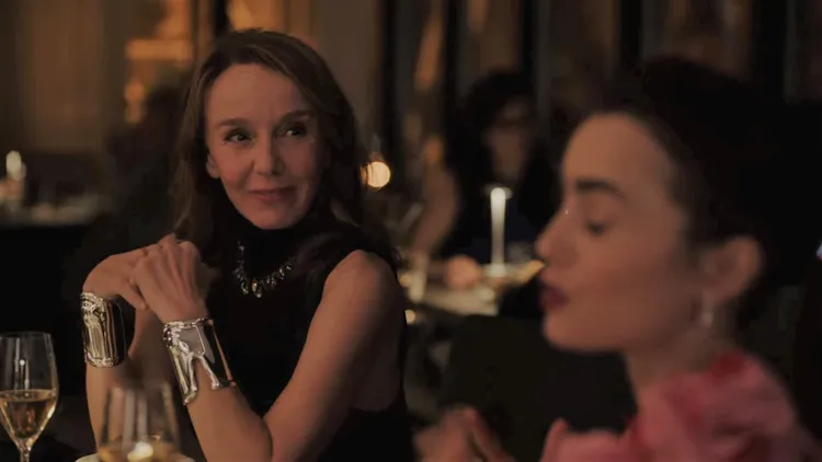 劇中的女強人Sylvie（左），佩戴紐約珠寶品牌TIFFANY & Co.經典的Bone手鐲，呈現出大膽無畏的穿搭個性。翻攝Netflix