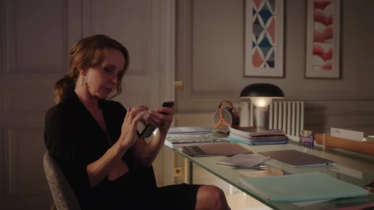 另款被Sylvie於劇中選用的圓形手提包，出自歷史悠久的法國皮件品牌MOYNAT。翻攝Netflix