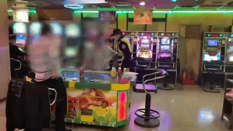 警方臨檢遊藝場。翻攝畫面